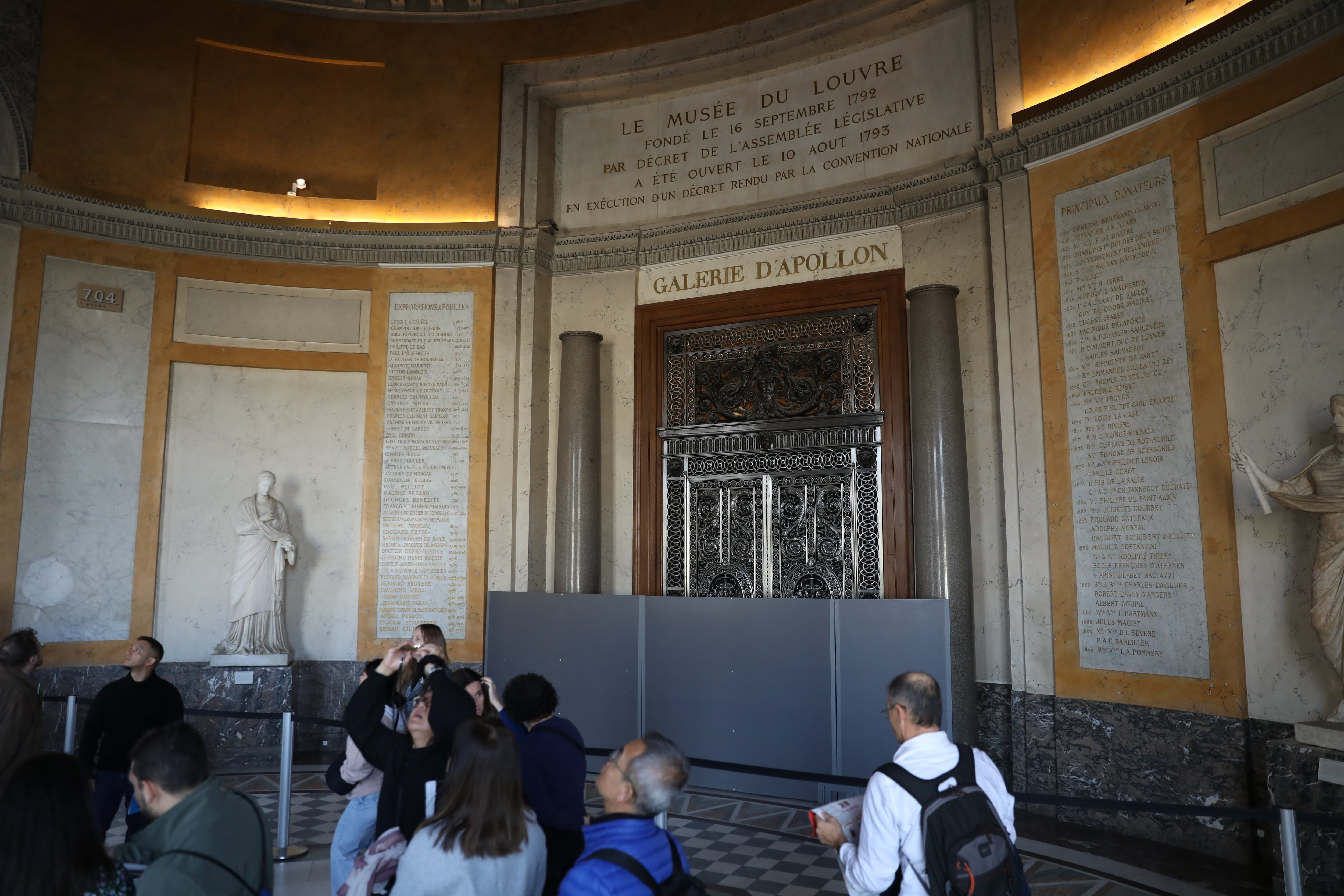 Dos de los detenidos por el robo del Louvre, entre ellos una mujer, entran en prisión