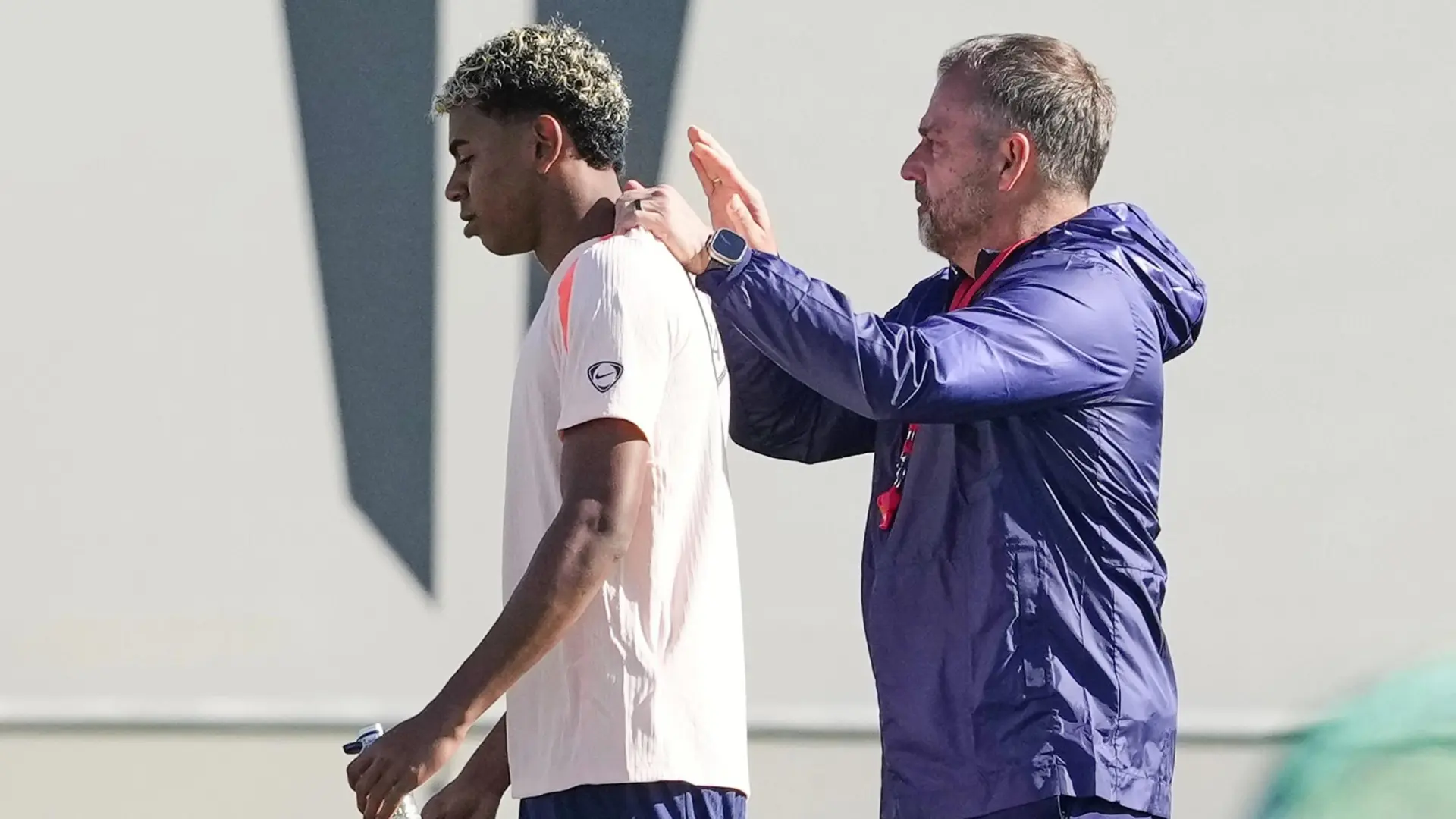 Hansi Flick dejaría el Barça tras acabar la temporada por las salidas de tono de Yamal