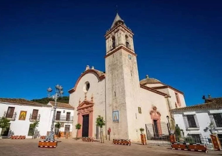 El pueblo 'mágico' a una hora de Sevilla que tiene una plaza de toros rodeada de casas