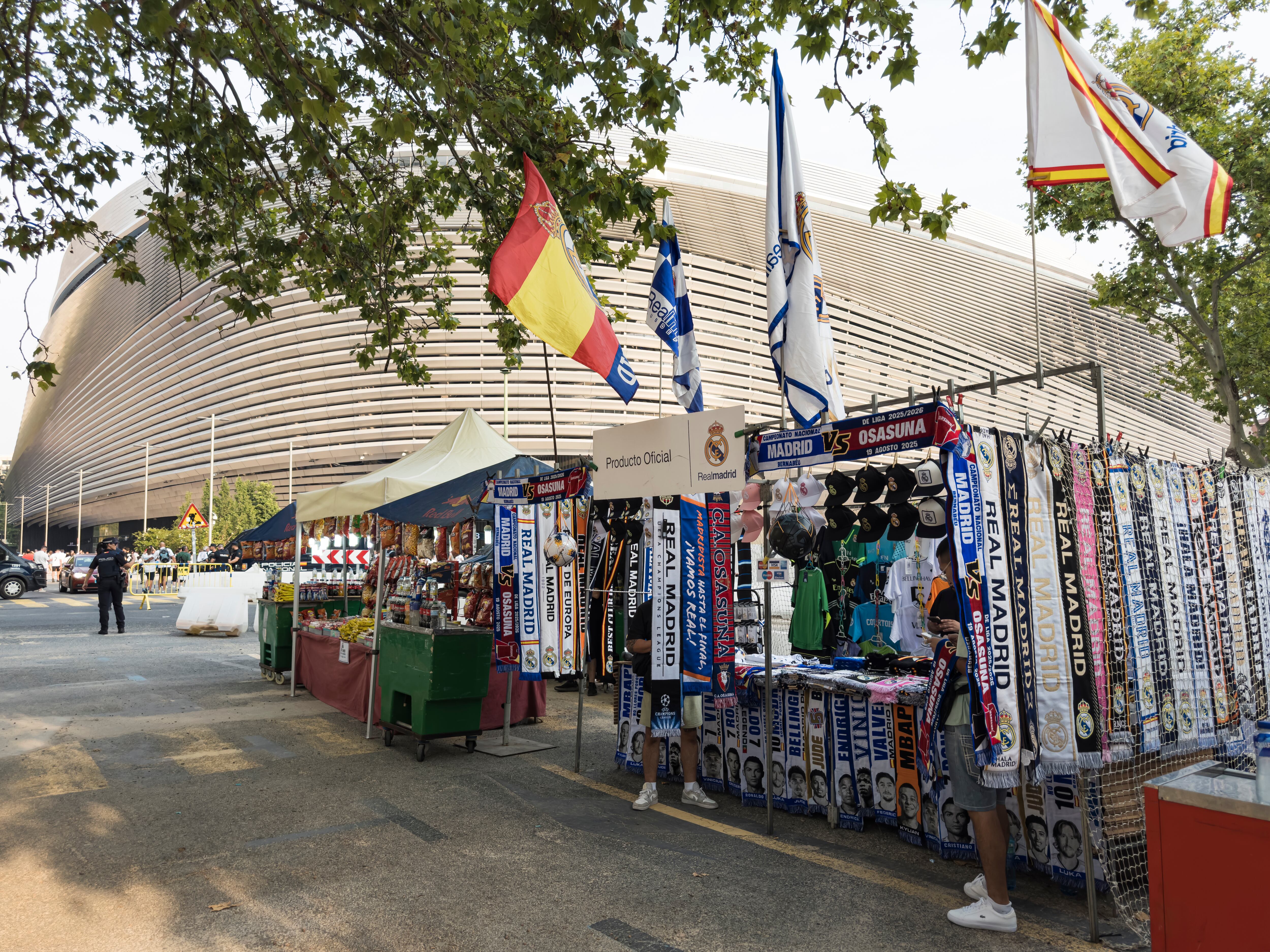 Los vendedores del Bernabéu denuncian al Ayuntamiento de Madrid por el traslado de sus puestos históricos