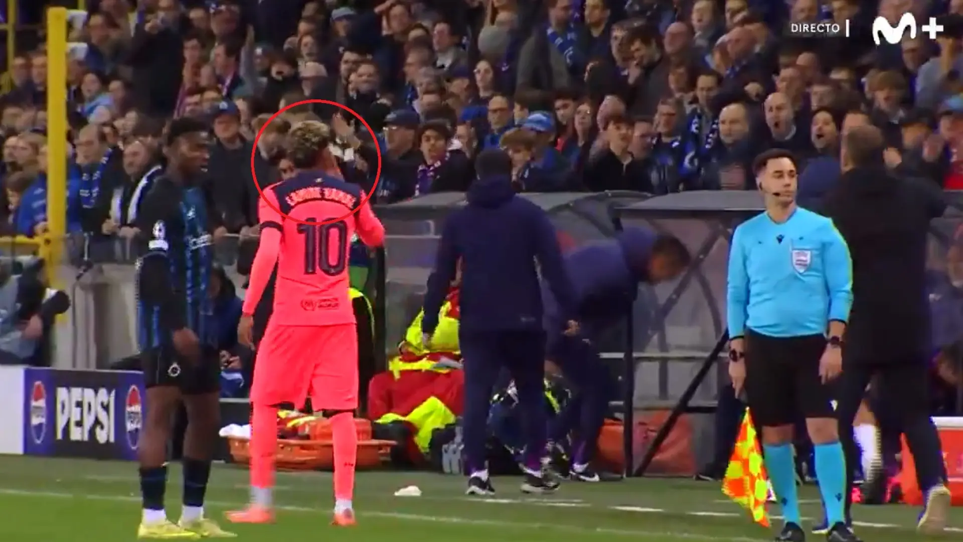 El VAR salva al Barça y Lamine Yamal se encara con la grada: beso a la afición tras el gol de la victoria anulado al Brujas en el 90'