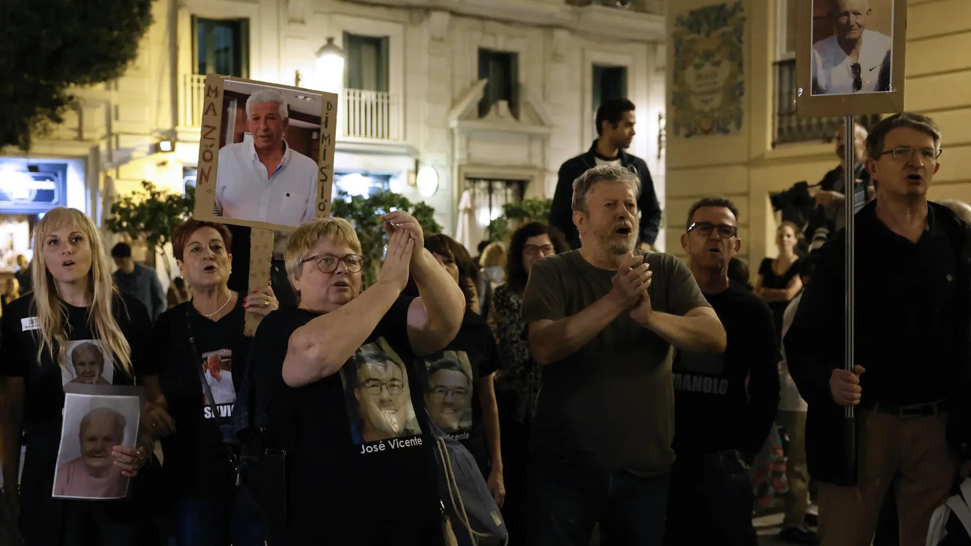 Afectados por la DANA se concentran ante el Palau para exigir la dimisión de Mazón