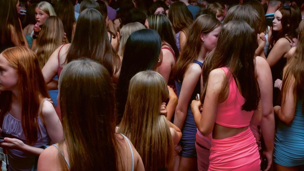 Brackets y purpurina: la adolescente moderna bajo la lupa de la fotografía, el cine y la moda