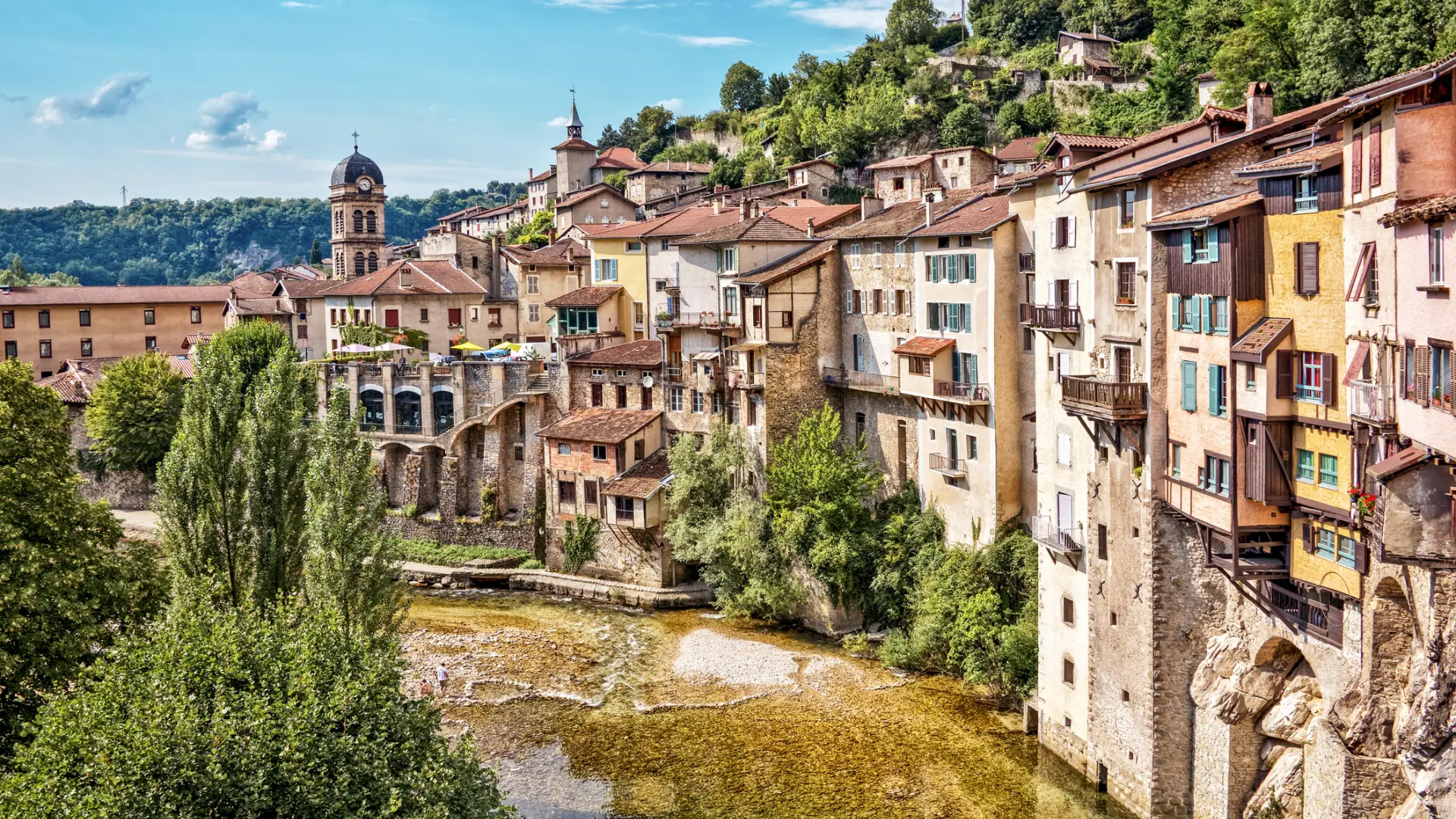 El desconocido pueblo de Francia situado entre montañas con casas que desafían a la gravedad