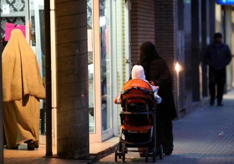 El PP propone prohibir el burka y niqab en espacios públicos en Barcelona