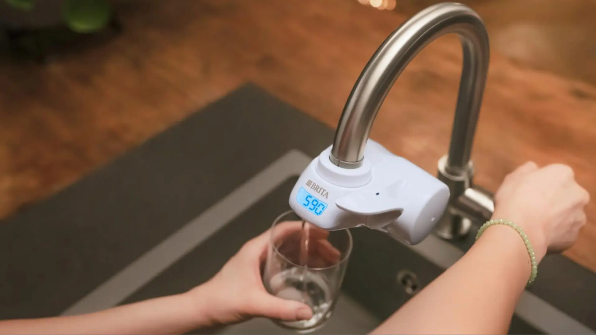 Se acabó cargar garrafas: este filtro limpia el agua directamente del filtro para ahorrar espacio